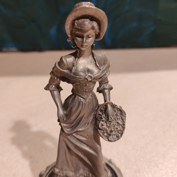 Beautiful vintage pewter statue depicts a Victorian maiden with flower basket - Picture 1 of 13